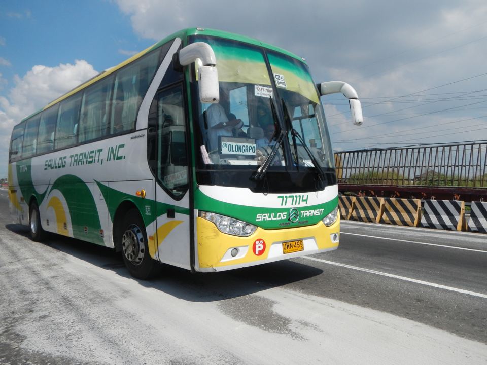 Saulog Transit unit 717114, a white Golden Dragon with a green front roof and yellow lower front